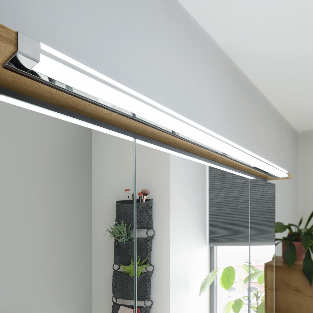 Moderne Badezimmerbeleuchtung mit Holz- und Metallelementen, seitliche Perspektive