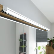 Moderne Badezimmerbeleuchtung mit Holz- und Metallelementen, seitliche Perspektive