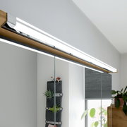 Moderne Badezimmerbeleuchtung mit Holz- und Metallelementen, seitliche Perspektive