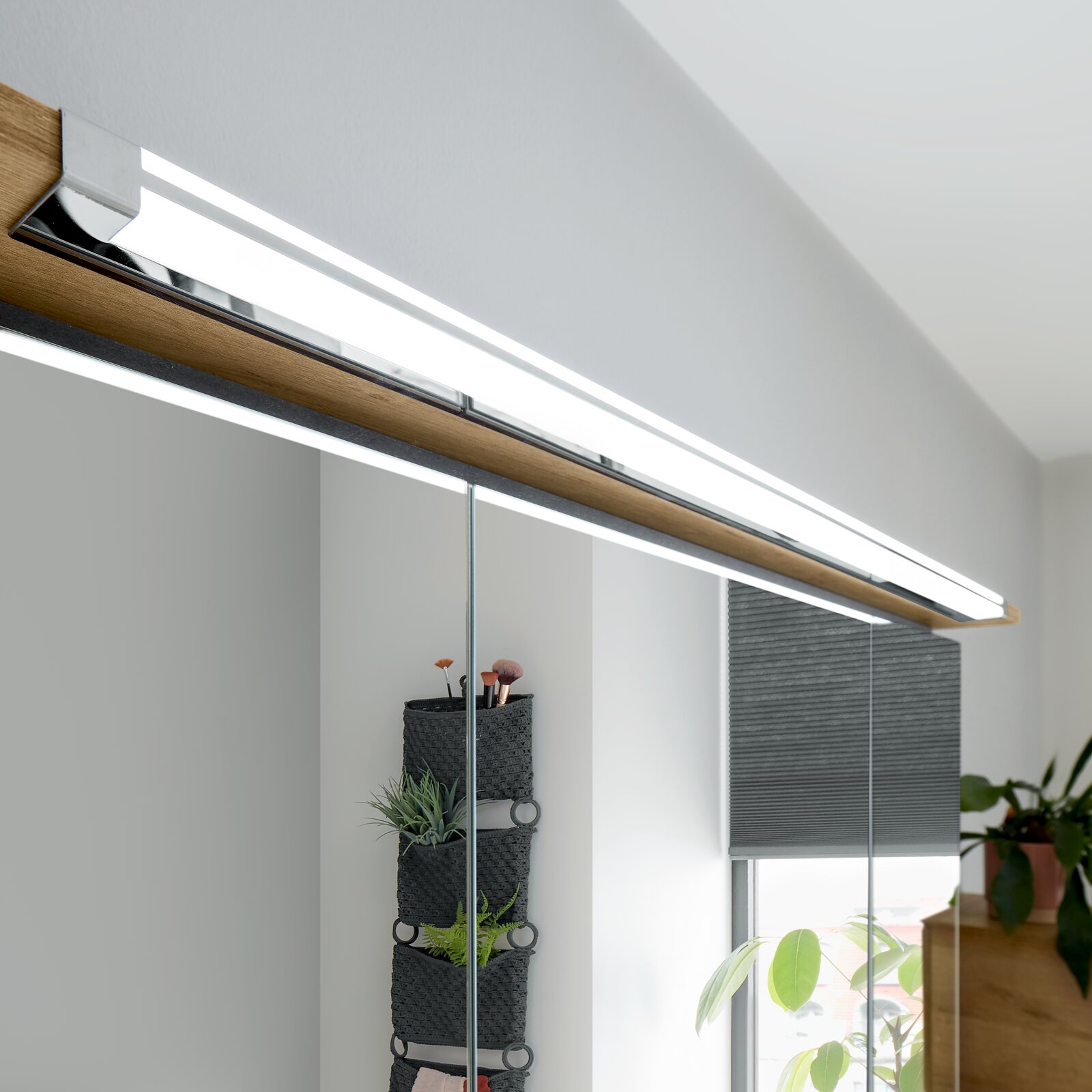 Moderne Badezimmerbeleuchtung mit Holz- und Metallelementen, seitliche Perspektive