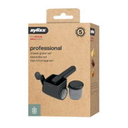 Zyliss Professional Käsereibe-Set in Kartonverpackung mit abgebildeter schwarzer Reibe und Auffangbehälter, Perspektive: schräg von vorn/rechts