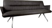 Dunkelgraues, gepolstertes 3-Sitzer-Sofa mit hoher Rückenlehne, Armlehnen und schrägen Metallbeinen, freigestellt auf weißem Hintergrund, Perspektive: frontale Ansicht leicht von links