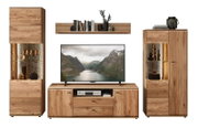 Wohnwand/TV-Möbel-Set aus massiv wirkendem Holz in Eiche-Optik mit Lowboard, Wandboard und zwei Vitrinenschränken mit Glasfront und Innenbeleuchtung, frontal aus der Vorderansicht freigestellt