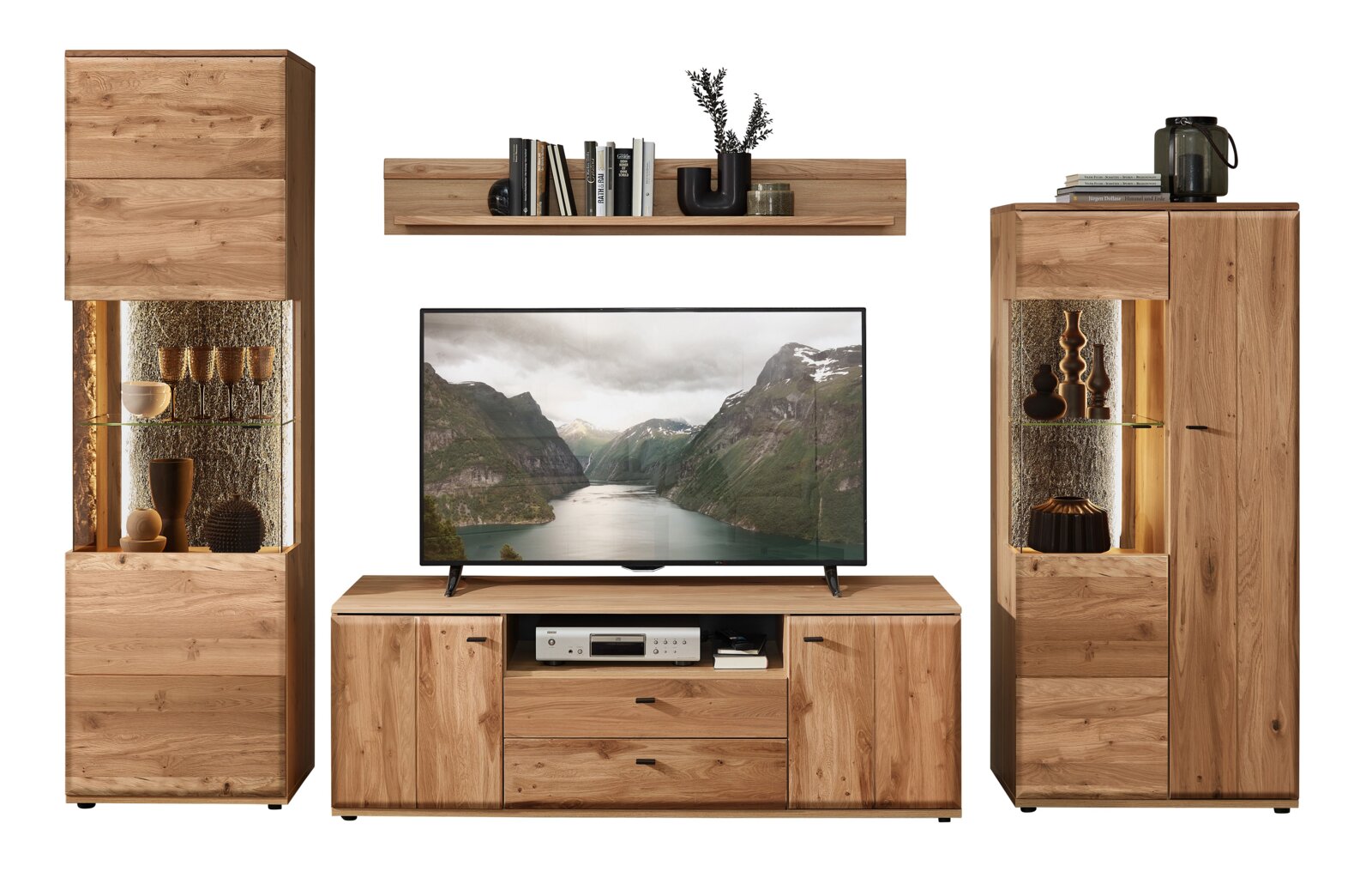 Wohnwand/TV-Möbel-Set aus massiv wirkendem Holz in Eiche-Optik mit Lowboard, Wandboard und zwei Vitrinenschränken mit Glasfront und Innenbeleuchtung, frontal aus der Vorderansicht freigestellt