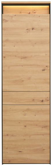 Frontansicht eines modernen Garderobenschranks mit Holzoptik und integrierter Beleuchtung.