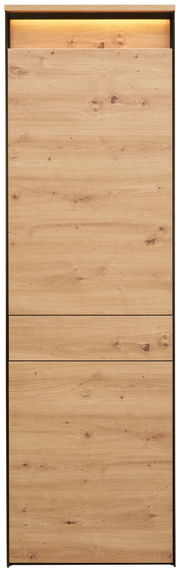 Frontansicht eines modernen Garderobenschranks mit Holzoptik und integrierter Beleuchtung.