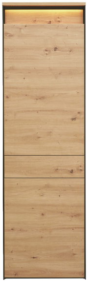 Frontansicht eines modernen Garderobenschranks mit Holzoptik und integrierter Beleuchtung.