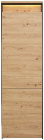 Frontansicht eines modernen Garderobenschranks mit Holzoptik und integrierter Beleuchtung.