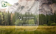 Marketinggrafik zu ultraeffizienter LED-Beleuchtung mit Icons und Text: Lebensdauer 50.000 Stunden, maximale Effizienz 210 Lumen/Watt und Kostenersparnis durch minimierten Verbrauch; Vorderansicht, frontal.