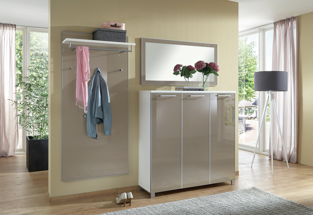 Moderner Eingangsbereich mit Garderobenpaneel, Spiegel und Schuhschrank in heller, eleganter Optik. Perspektive von vorne.