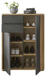 Moderner Schuhschrank aus Holz mit grauen Türen, zwei Schubladen und mehreren Fächern, gefüllt mit verschiedenen Schuhen. Obenauf steht eine Pflanze und einige Accessoires. Frontalansicht.