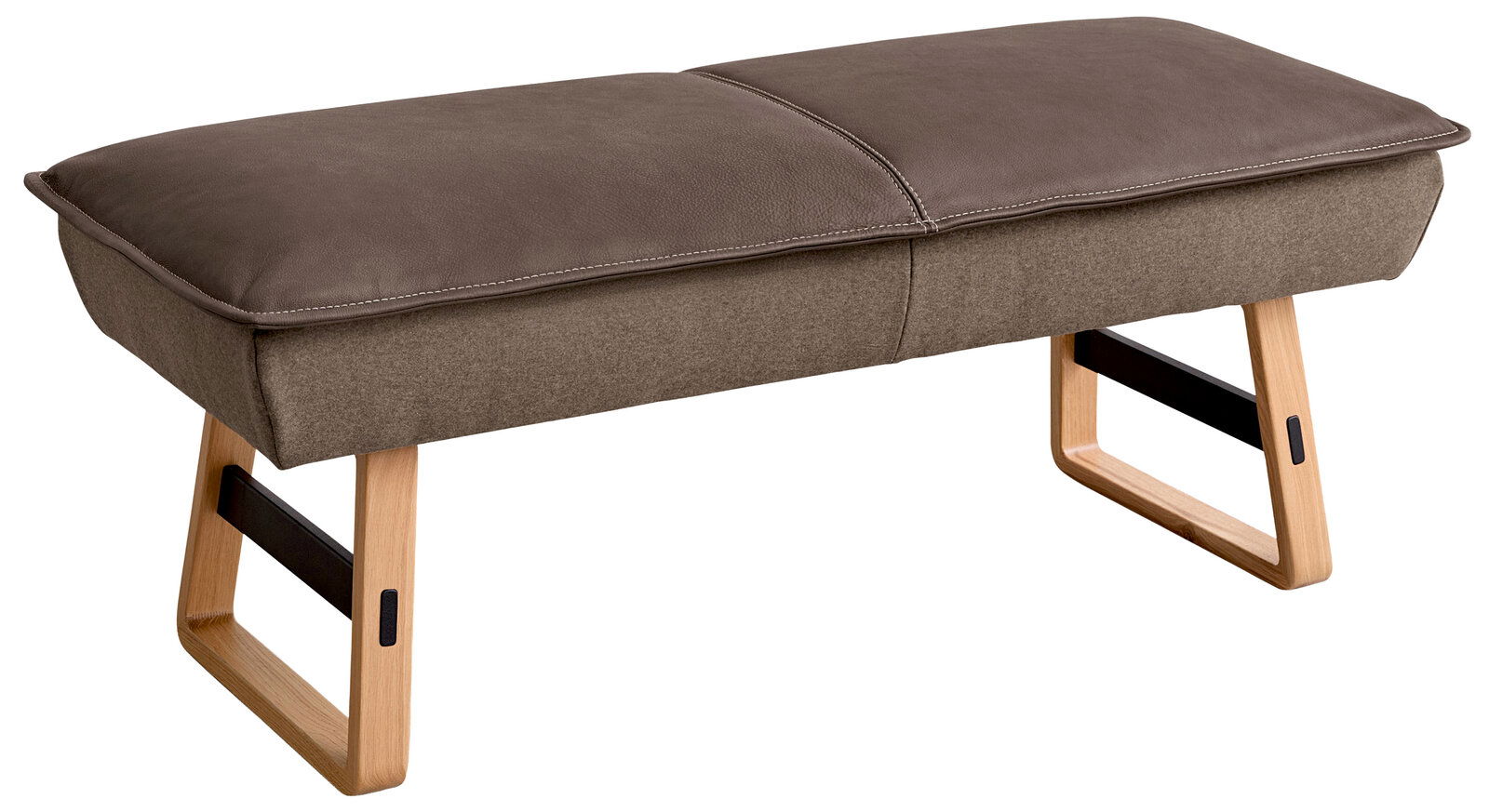 Koinor Hockerbank 3er groß SOFTY Hockerbank 3er groß in seitlicher Perspektive, mit gepolstertem Sitz in Braun und stabilen Holzbeinen.