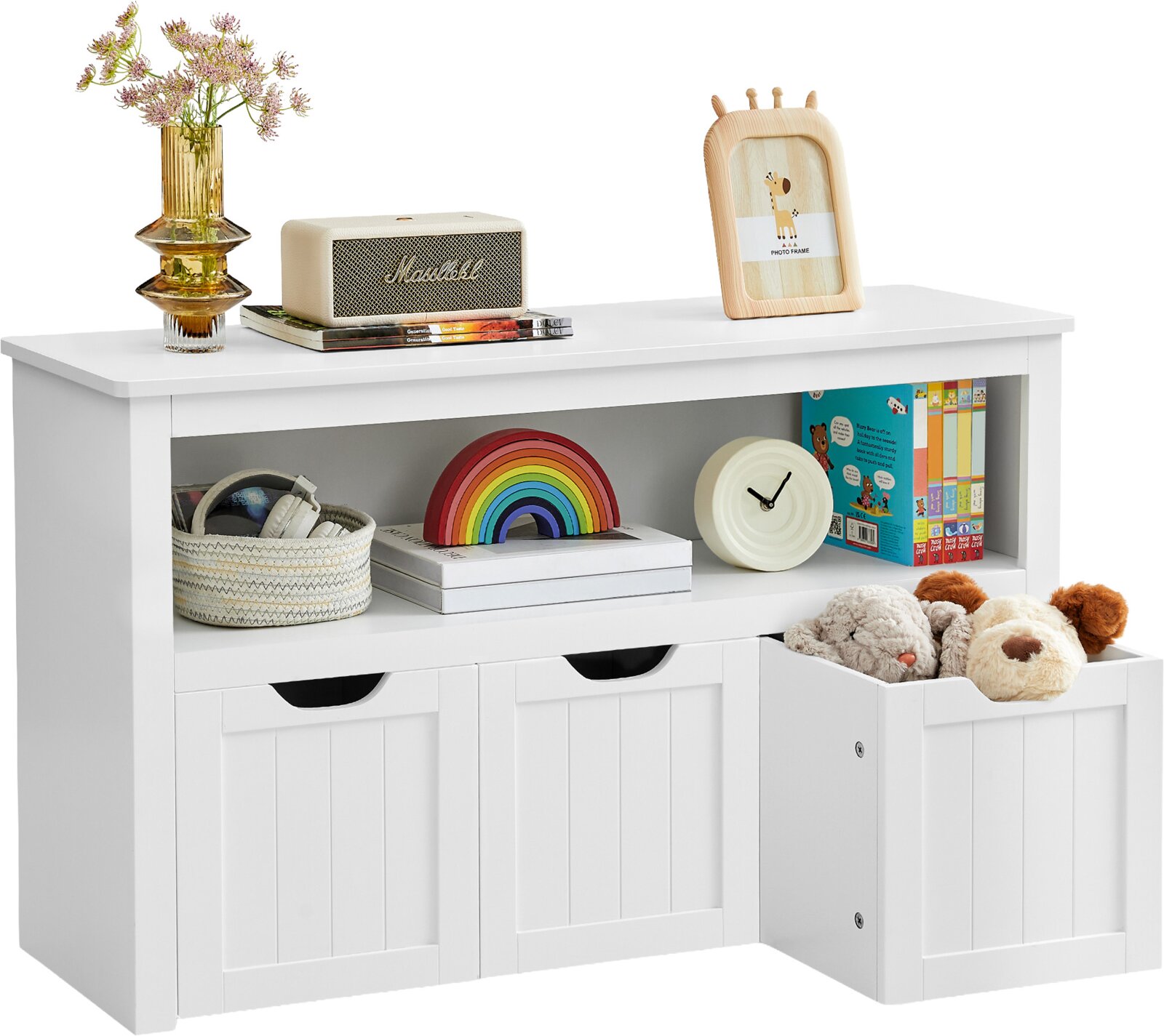 Weißes Kinder-Aufbewahrungsregal mit offener Ablage und drei herausziehbaren Boxen, dekoriert mit Büchern, Spielzeug und Deko Ansicht schräg von vorn.