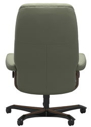 Rückansicht eines grünen Chefsessels mit Rollen und Holzdetails.