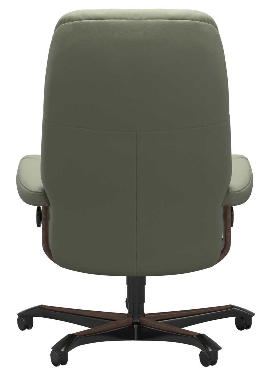 Rückansicht eines grünen Chefsessels mit Rollen und Holzdetails.