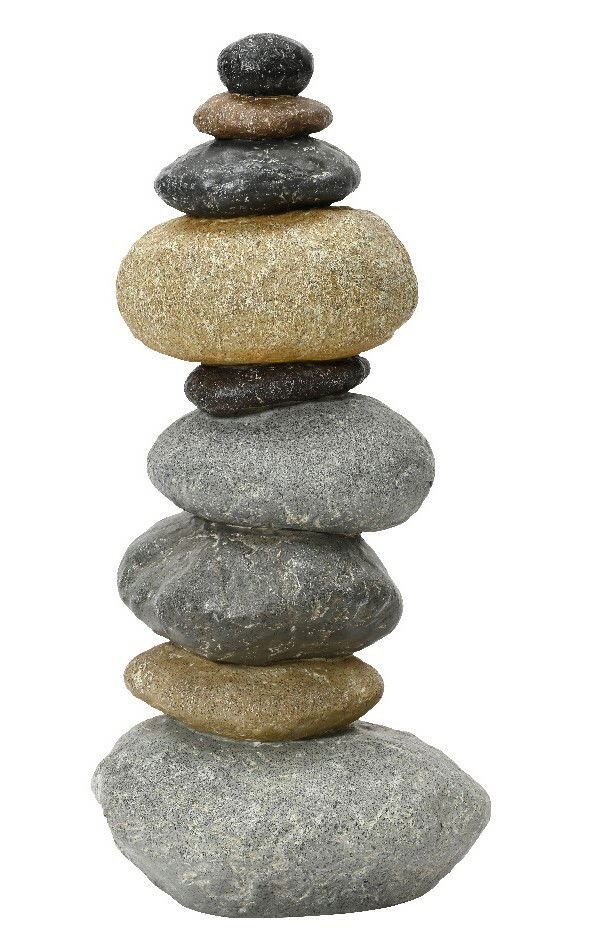 Steinfigur aus mehreren übereinander gestapelten Steinen, seitliche Perspektive