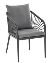 Grauer Designsessel mit Armlehnen aus geflochtenem Material, seitliche Perspektive