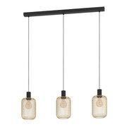 Drievoudige hanglamp met zwarte kabels en gouden, cilindervormige lampenkappen van draadgaas, gezien van voren.