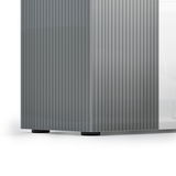 Nahaufnahme eines modernen Schuhschranks mit geriffelter Oberfläche in grauer Farbe, perspektivisch von der Seite aufgenommen.