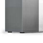 Nahaufnahme eines modernen Schuhschranks mit geriffelter Oberfläche in grauer Farbe, perspektivisch von der Seite aufgenommen.