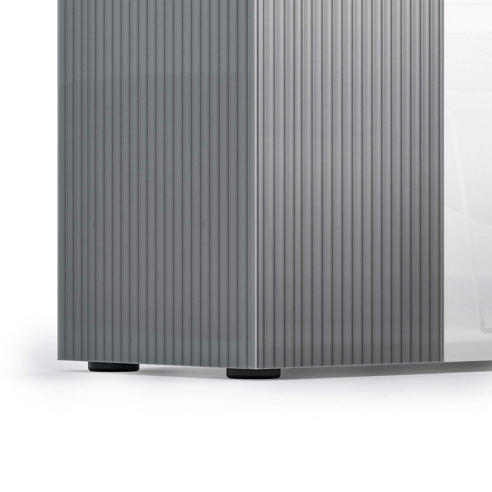 Nahaufnahme eines modernen Schuhschranks mit geriffelter Oberfläche in grauer Farbe, perspektivisch von der Seite aufgenommen.