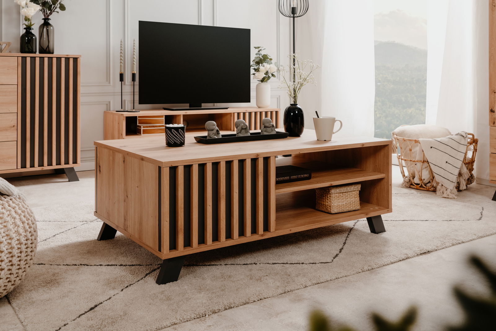 Moderner Couchtisch aus Holz mit schwarzen Akzenten, frontal fotografiert in einem stilvoll eingerichteten Wohnzimmer.