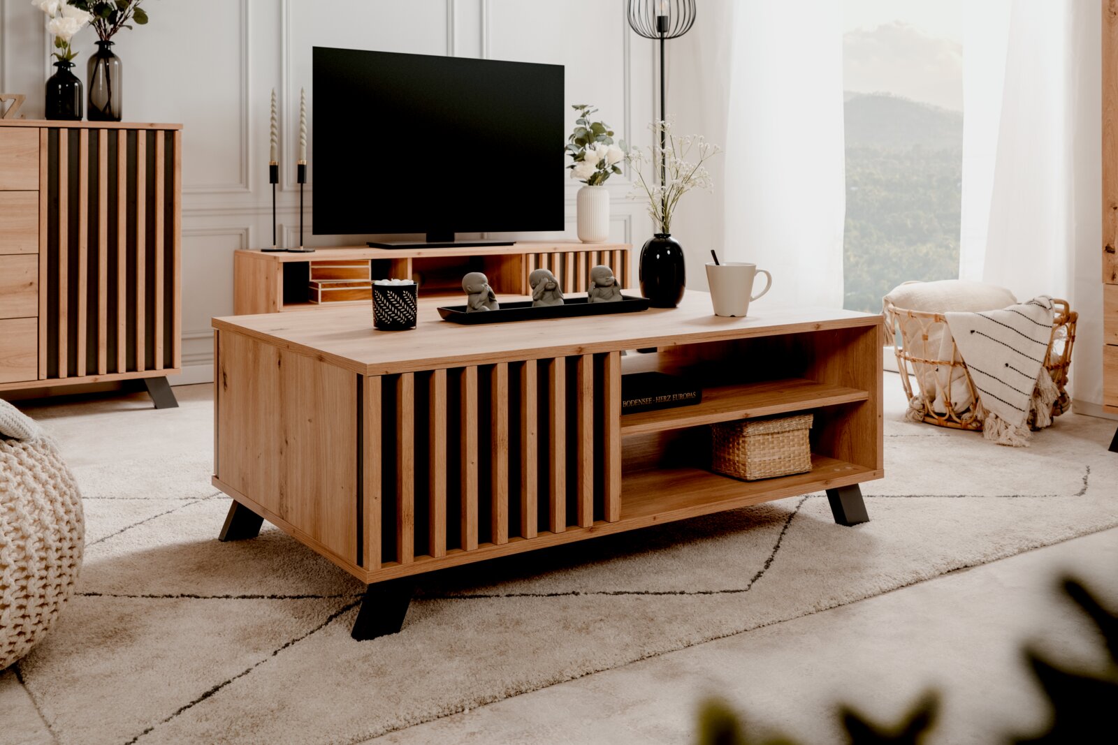 Moderne houten salontafel met zwarte accenten, van voren gefotografeerd in een stijlvol ingerichte woonkamer.