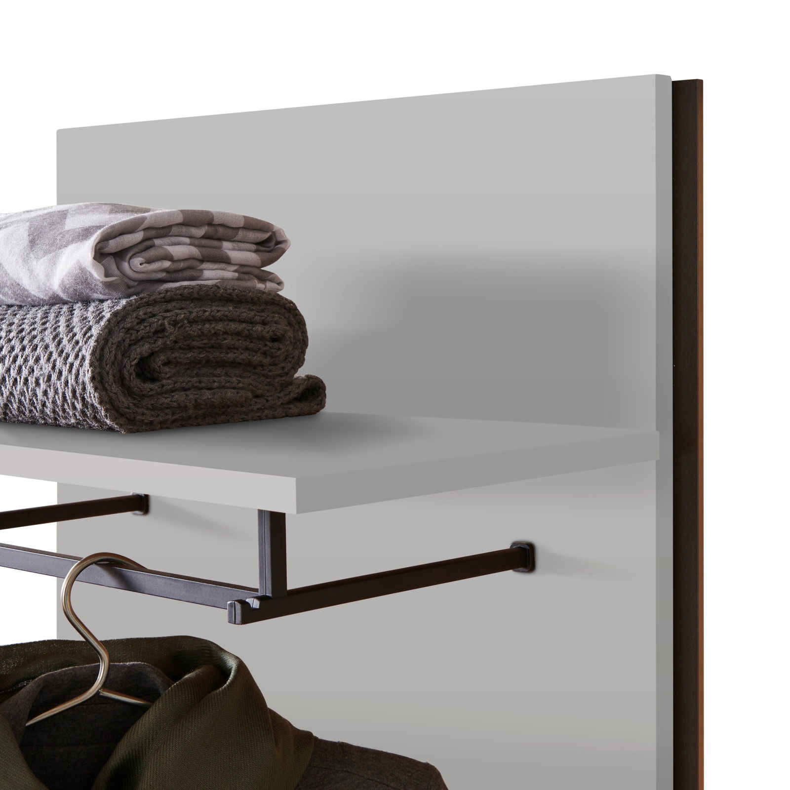 Wandpaneel mit Ablagefläche, Handtüchern und Kleiderstange, seitliche Perspektive