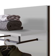 Wandpaneel mit Ablagefläche, Handtüchern und Kleiderstange, seitliche Perspektive