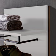 Wandpaneel mit Ablagefläche, Handtüchern und Kleiderstange, seitliche Perspektive