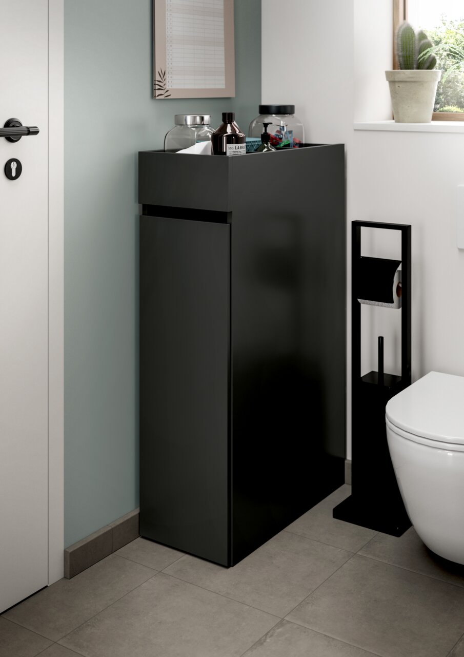 MID.YOU Anstellregal FREE Schwarzer, mattierter Bad-Unterschrank mit Schublade und Ablagefläche, seitlich neben WC in modernem Badezimmer, perspektivisch schräg von vorn links aufgenommen.