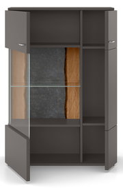 Frontansicht eines modernen Highboards mit offenen und geschlossenen Fächern, Glasregal und dekorativer Rückwand in Holzoptik.