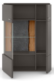 Frontansicht eines modernen Highboards mit offenen und geschlossenen Fächern, Glasregal und dekorativer Rückwand in Holzoptik.