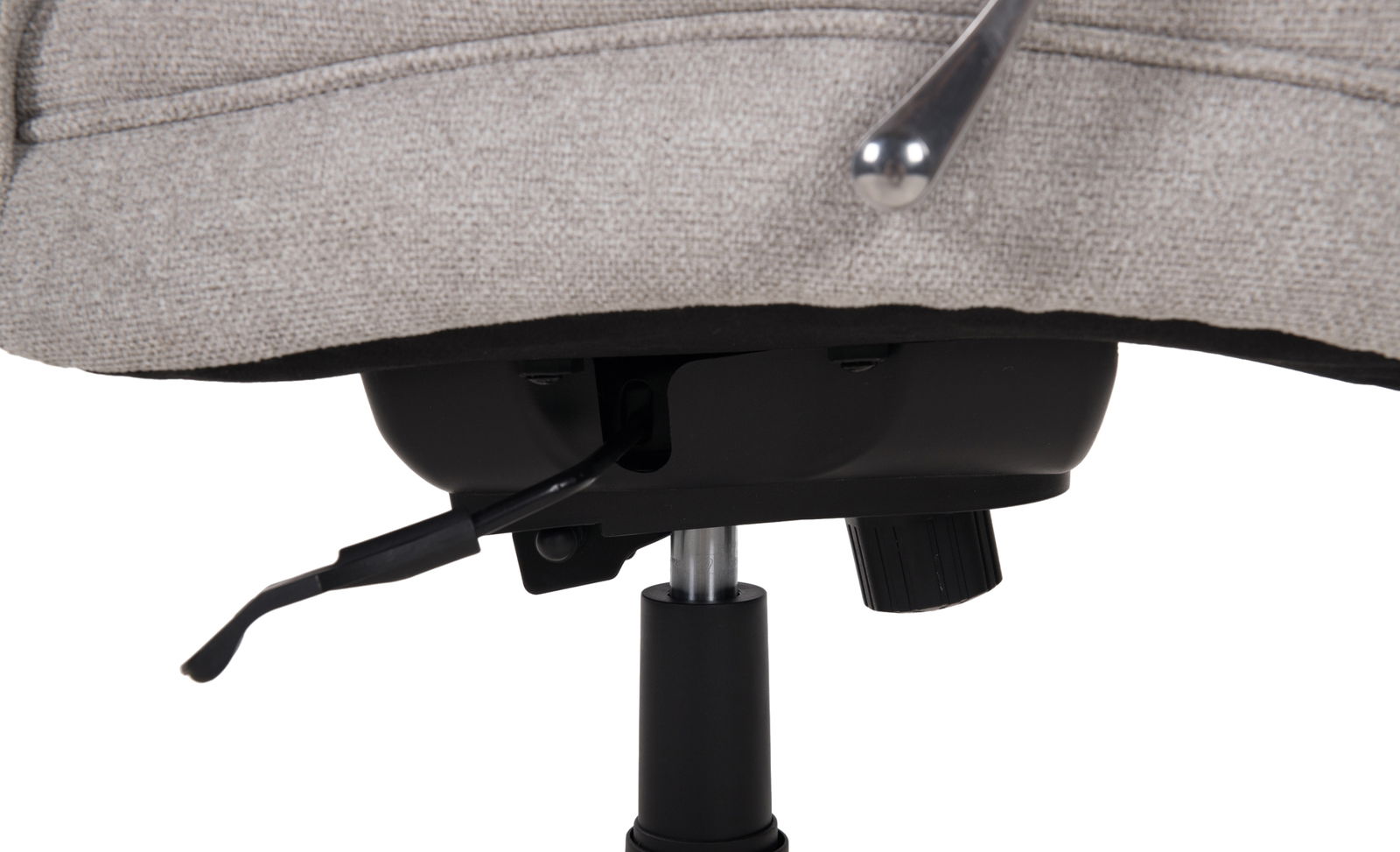 Nahaufnahme der Unterseite eines Chefsessels mit Hebel und Drehknopf zur Höhenverstellung.