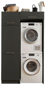 Hauswirtschaftsraum-Kombi mit Waschmaschine und Trockner, frontal betrachtet, mit Stauraum und Dekoration oben.