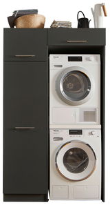 Hauswirtschaftsraum-Kombi mit Waschmaschine und Trockner, frontal betrachtet, mit Stauraum und Dekoration oben.