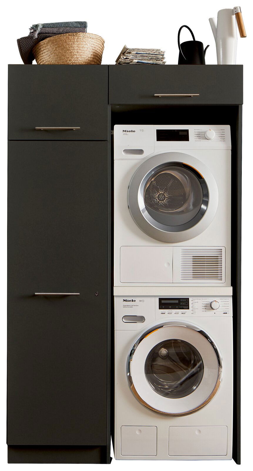 Hauswirtschaftsraum-Kombi mit Waschmaschine und Trockner, frontal betrachtet, mit Stauraum und Dekoration oben.
