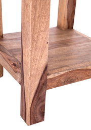 Nahaufnahme einer Beistellkonsole aus Holz mit natürlicher Maserung, seitliche Perspektive.