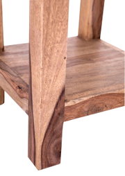 Nahaufnahme einer Beistellkonsole aus Holz mit natürlicher Maserung, seitliche Perspektive.