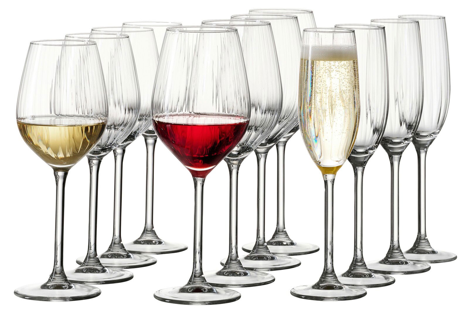 Eine Auswahl von Stielgläsern, darunter Rotwein-, Weißwein- und Sektgläser, aus einer leicht erhöhten Perspektive fotografiert.