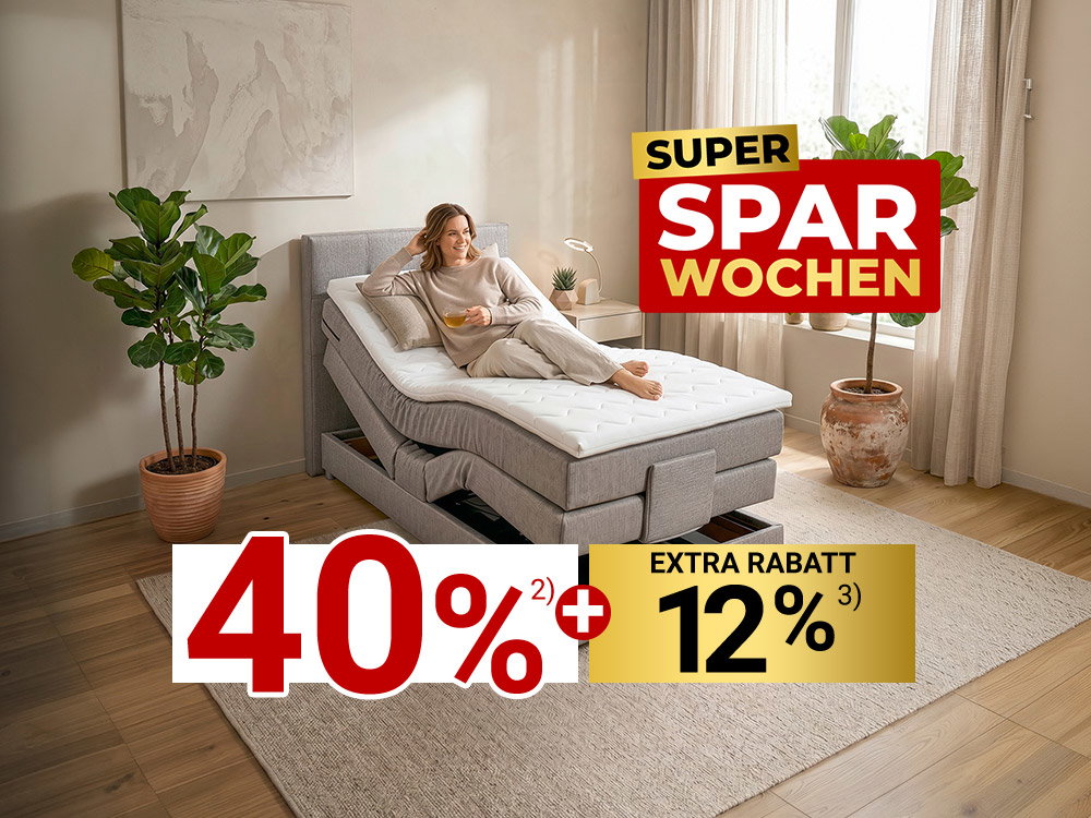 Frau entspannt auf verstellbarem Boxspringbett im hellen Schlafzimmer, Super Sparwochen-Angebot.