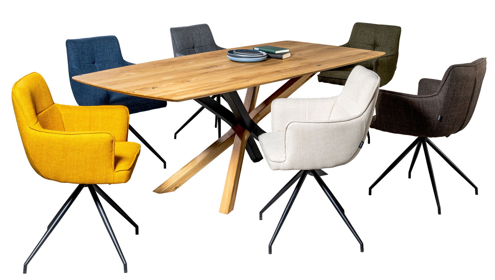 Moderner Esstisch aus Holz mit X-förmigem Gestell, umgeben von sechs bunten Stühlen. Perspektive: seitliche Ansicht.