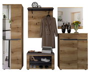 Garderoben-Set 5-tlg. in Holzoptik, bestehend aus einem hohen Schrank mit Spiegel, einer Wandgarderobe mit Haken, einem Schuhregal mit Sitzfläche und einem Spiegel mit Kommode. Frontalansicht.