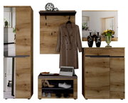 Garderobeset van 5-delig in houtlook, bestaande uit een hoge kast met spiegel, een wandgarderobe met haken, een schoenenrek met zitje en een spiegel met ladekast. Vooraanzicht.