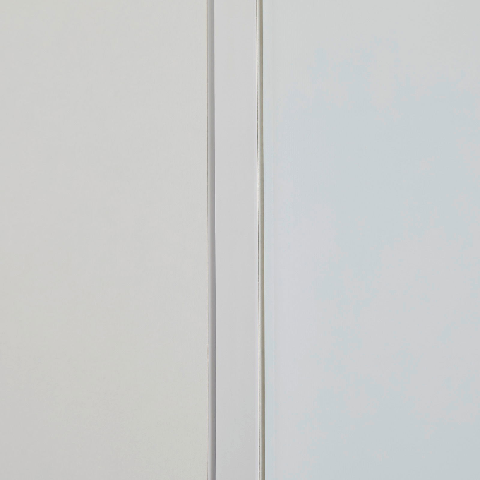 Nahaufnahme eines schmalen Mehrzweckschranks mit weißer Tür und glatter Oberfläche, seitliche Perspektive.