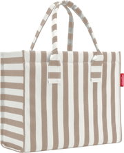 Gestreepte draagtas in wit en taupe met twee hengsels, vooraanzicht licht schuin van links, rood reisenthel-label aan de zijkant