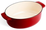 Roter ovaler Gusseisen-Bräter mit cremefarbener Innenbeschichtung, seitliche Perspektive