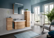 Moderne Badezimmermöbel in Holzoptik mit Waschbecken, Spiegel und Schränken, seitliche Perspektive