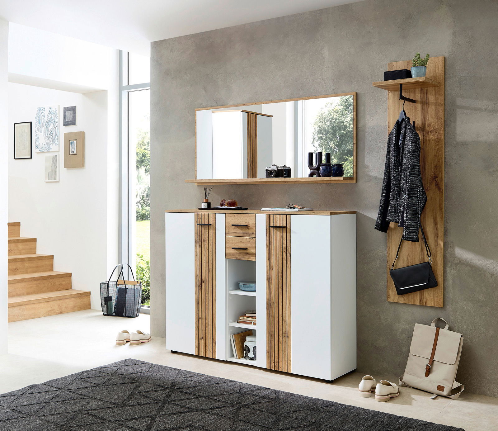 Garderoben-Set 3-tlg. in moderner, heller Raumgestaltung mit Holz- und Weißtönen, bestehend aus einem Schrank, einem Spiegel und einer Wandgarderobe. Perspektive: Frontalansicht.