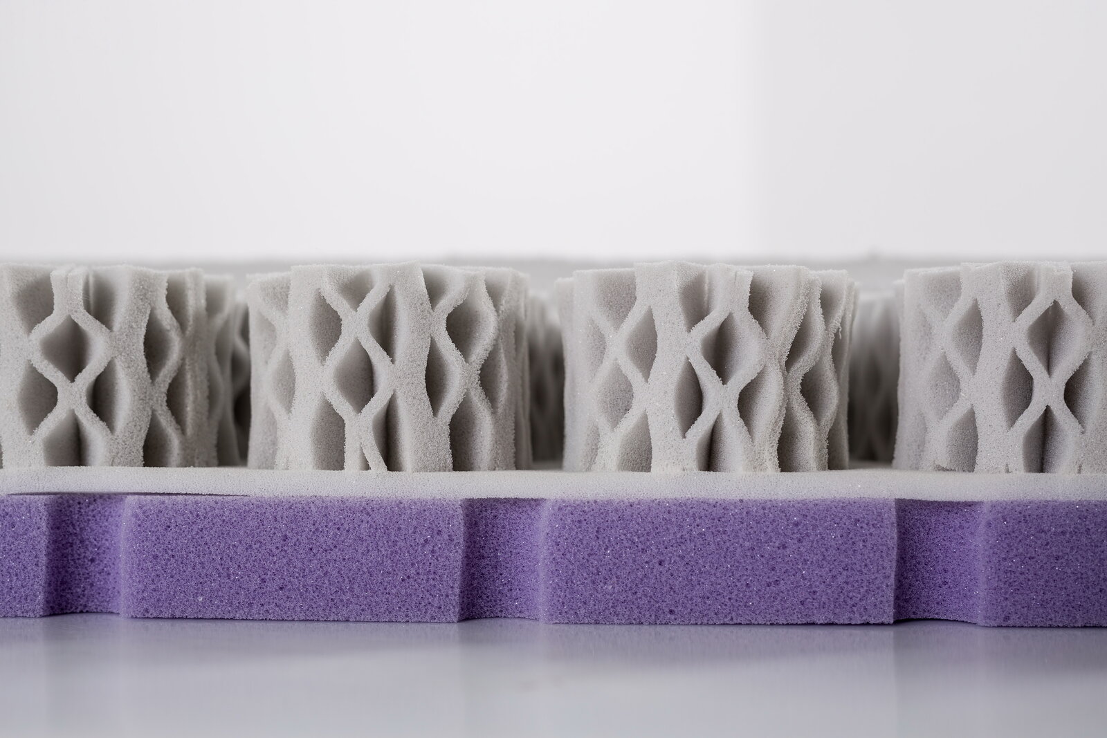 Nahaufnahme einer Matratze mit innovativer Schaumstruktur in seitlicher Perspektive
